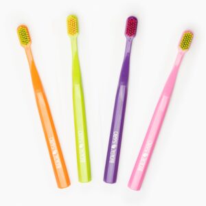 BUCAL TAC - Cepillo Dental Para Adultos 5680 Con Capuchón x 1 Unidad